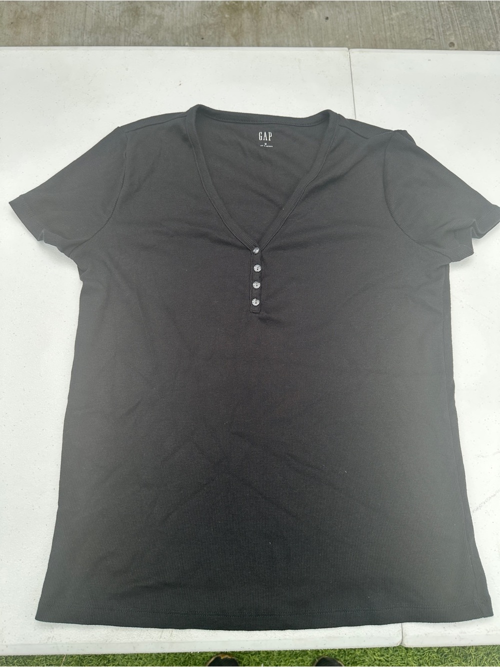 GAP Women’s Black Ribbed V-Neck Henley Short Sleeve Top Size M